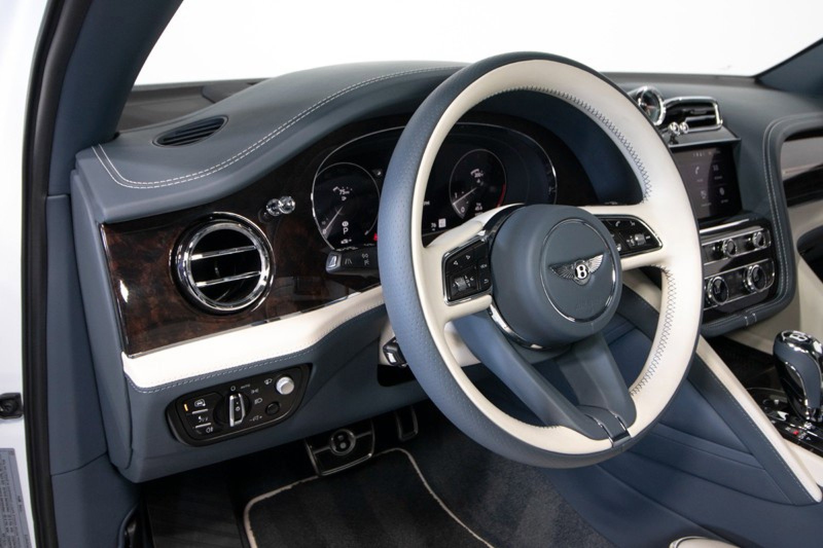 Used 2023 Bentley Bentayga Extended Wheelbase image 24