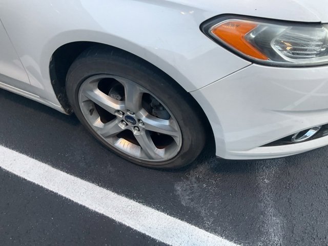 Used 2015 Ford Fusion SE w/ Equipment Group 201A image 3