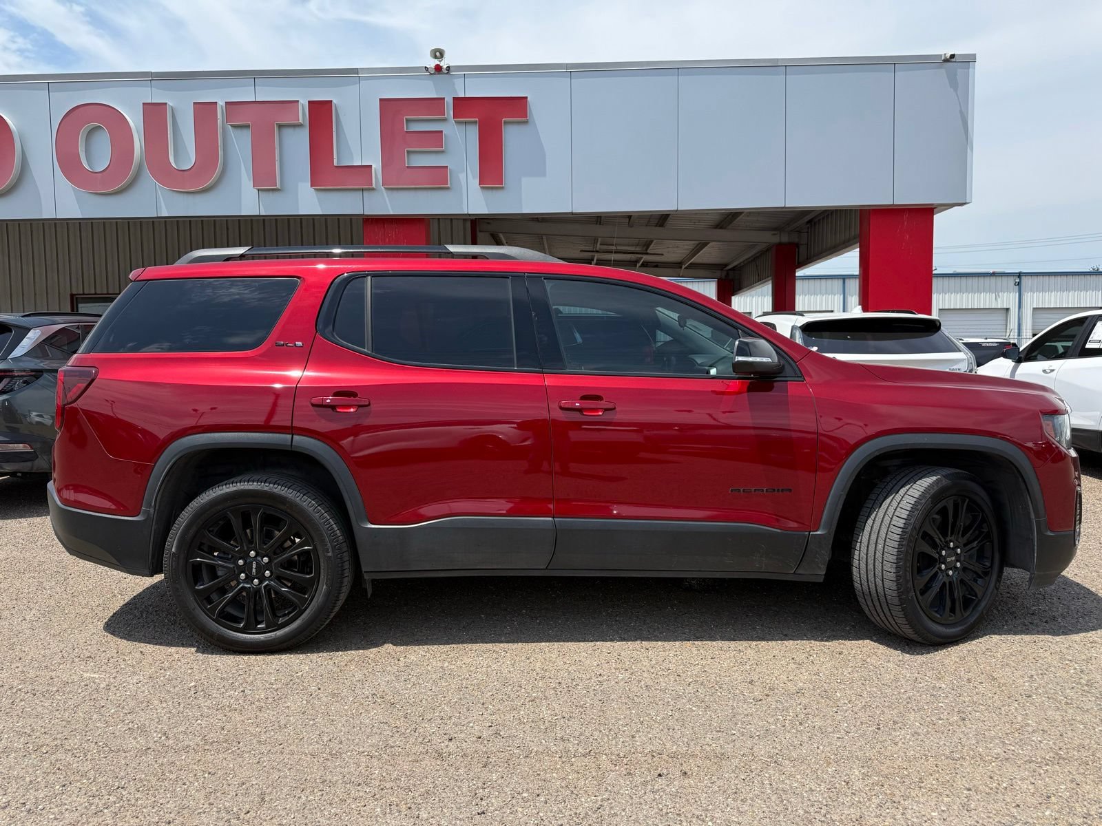 Used 2023 GMC Acadia SLE w/ Driver Convenience Package FWD image 3