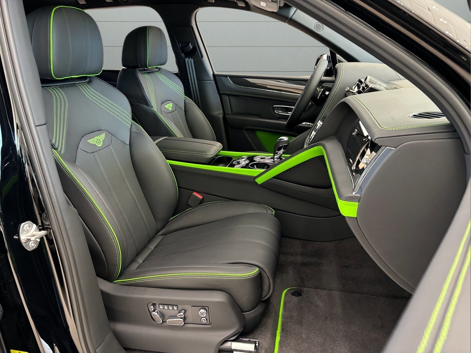New 2025 Bentley Bentayga image 32
