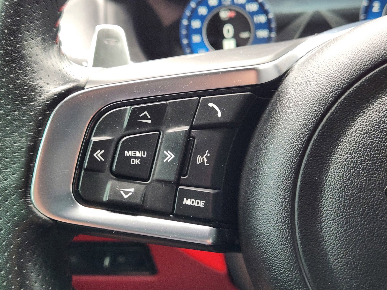 Used 2020 Jaguar F-PACE SVR image 23