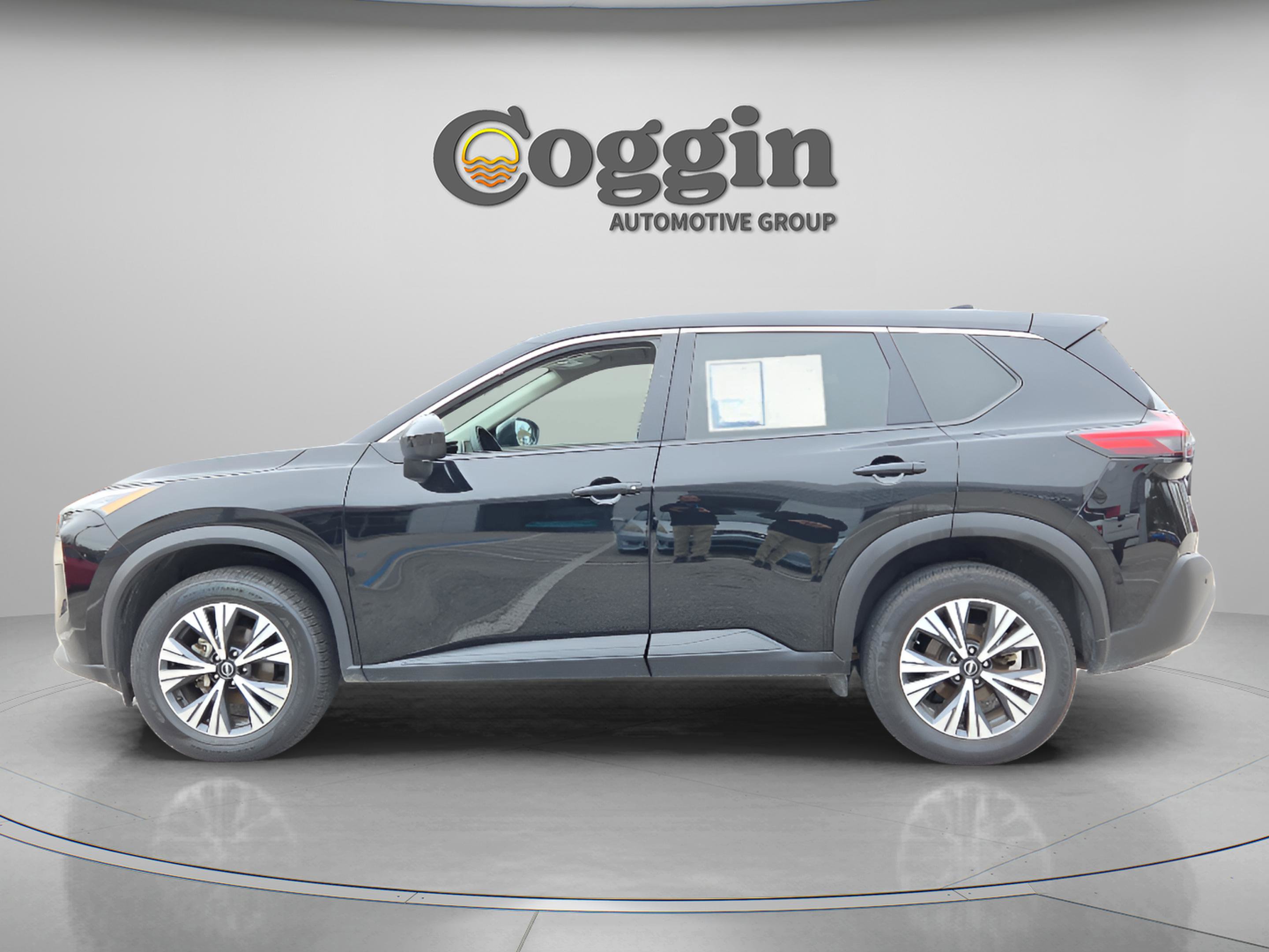 Used 2023 Nissan Rogue SV image 3