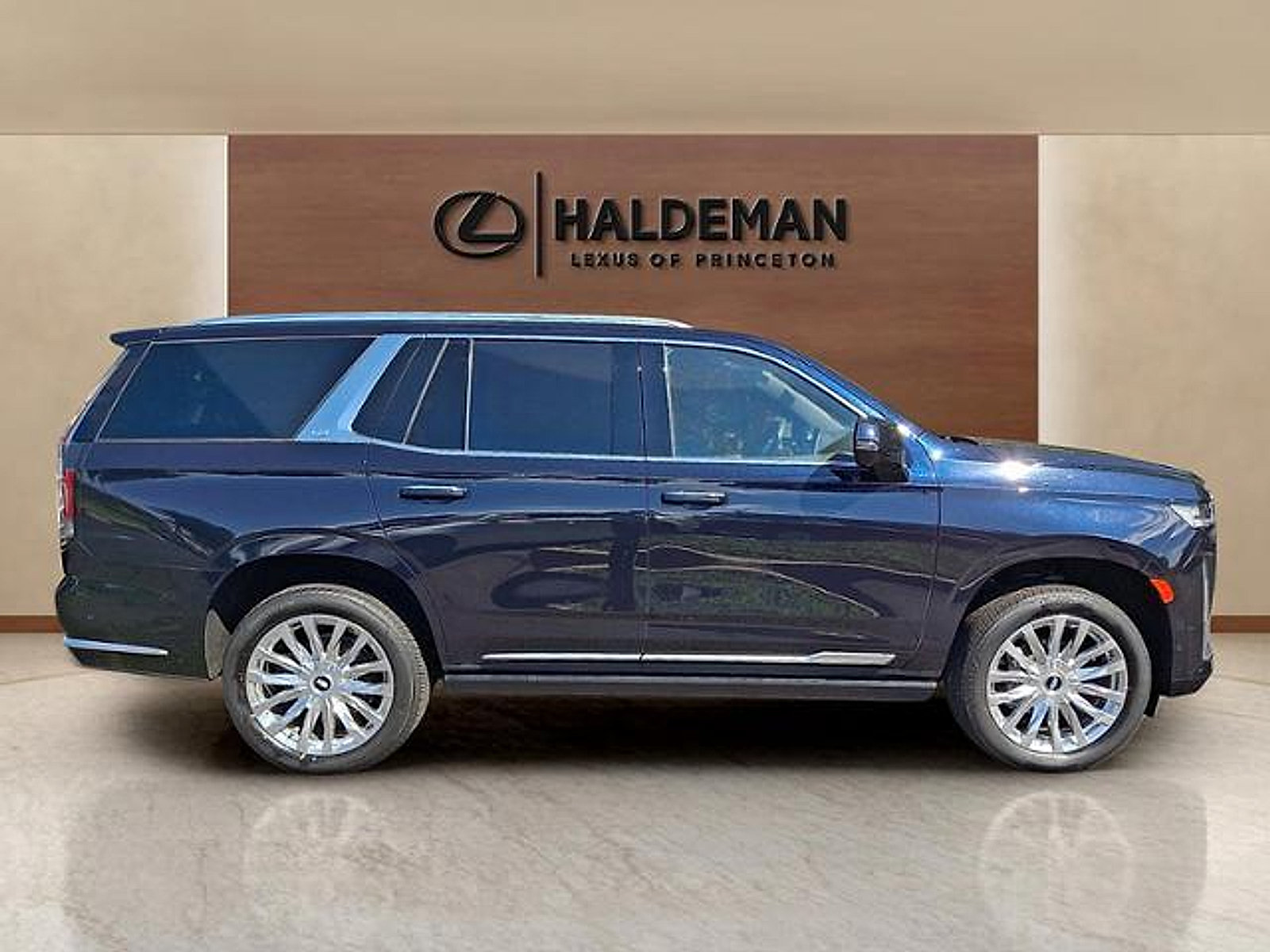 Used 2023 Cadillac Escalade Premium Luxury w/ Performance Package AWD/4WD image 7