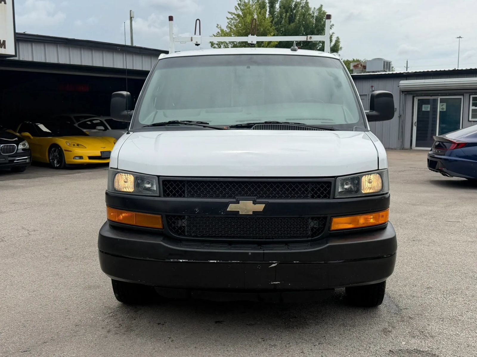 Used 2022 Chevrolet Express 3500 Extended w/ Driver Convenience Package RWD image 2