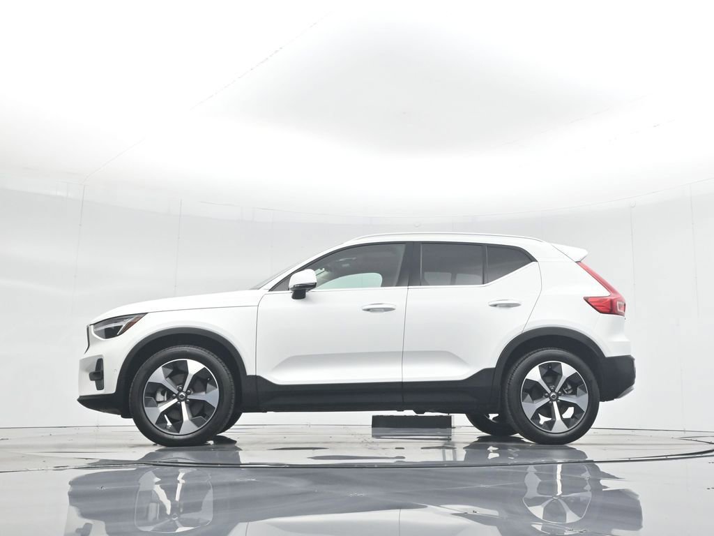Used 2025 Volvo XC40 B5 Plus image 7