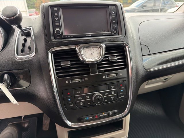 Used 2012 Chrysler Town & Country Touring-L w/ Driver Convenience Group image 15