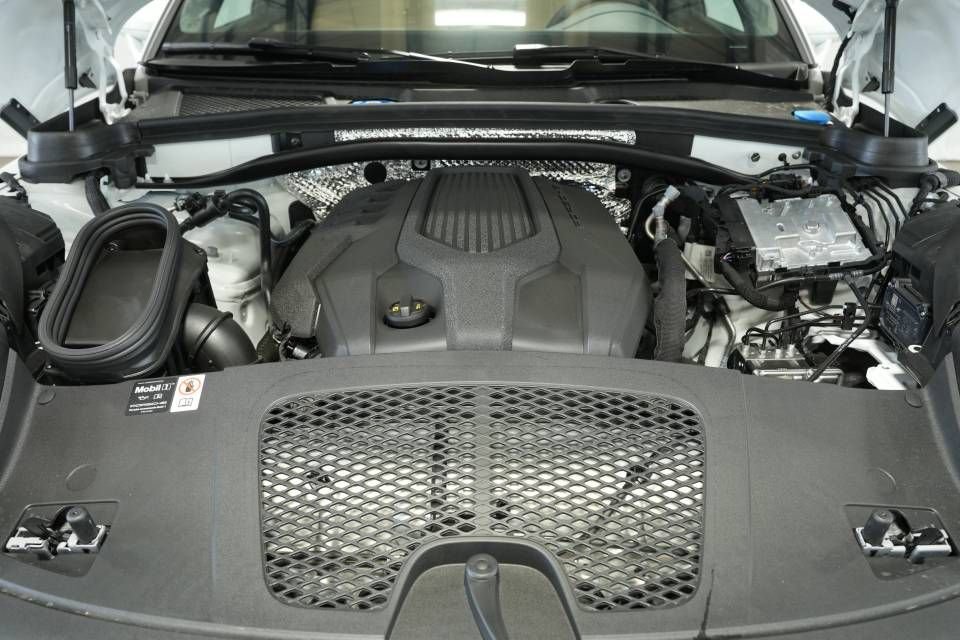 Certified 2025 Porsche Macan AWD/4WD image 30