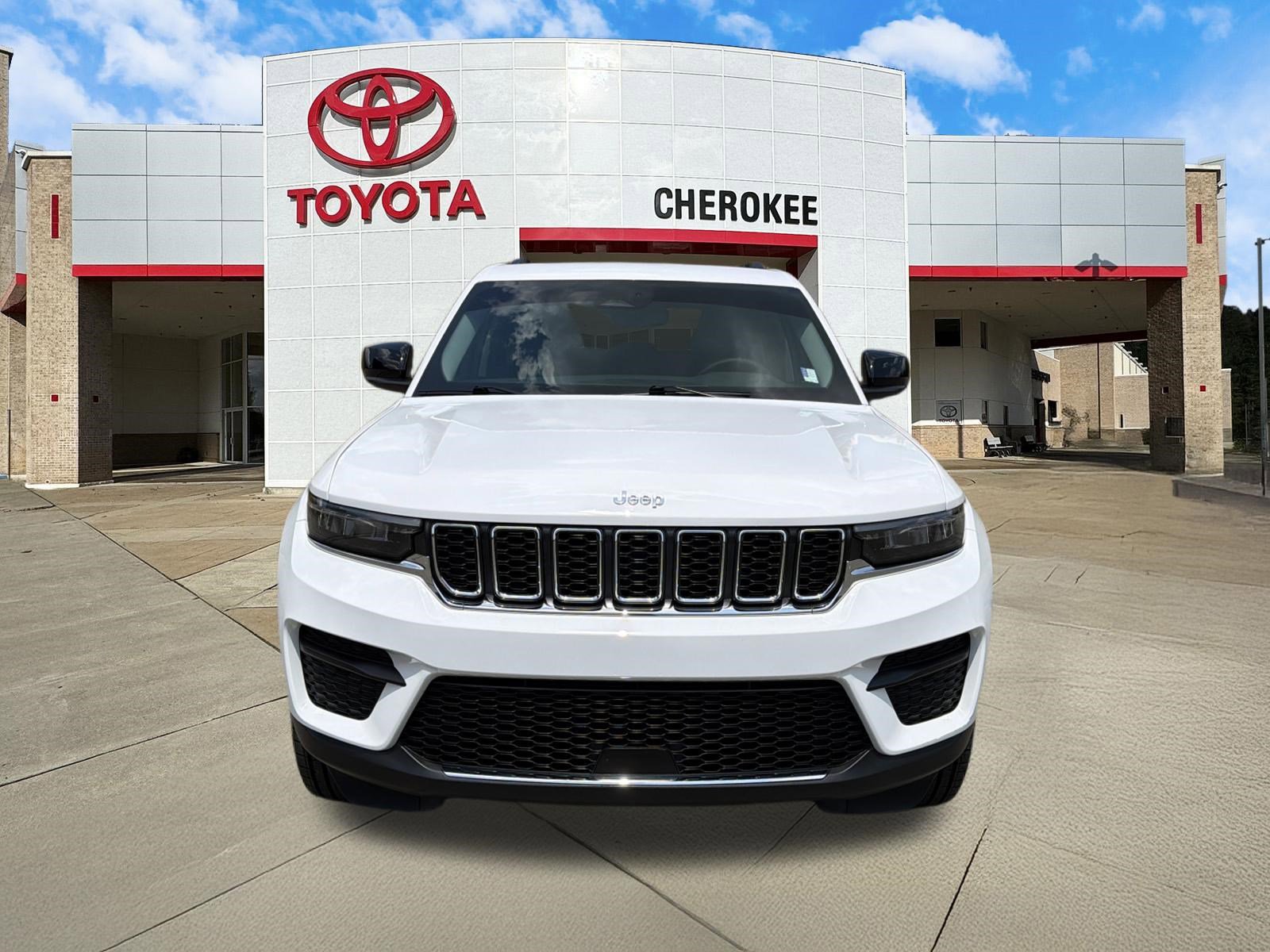 Used 2023 Jeep Grand Cherokee Laredo AWD/4WD image 2
