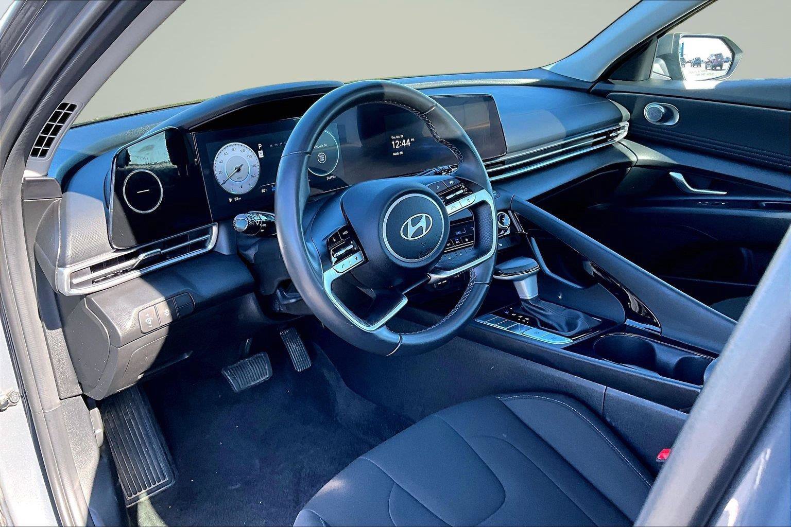 Used 2025 Hyundai Elantra SEL FWD image 14