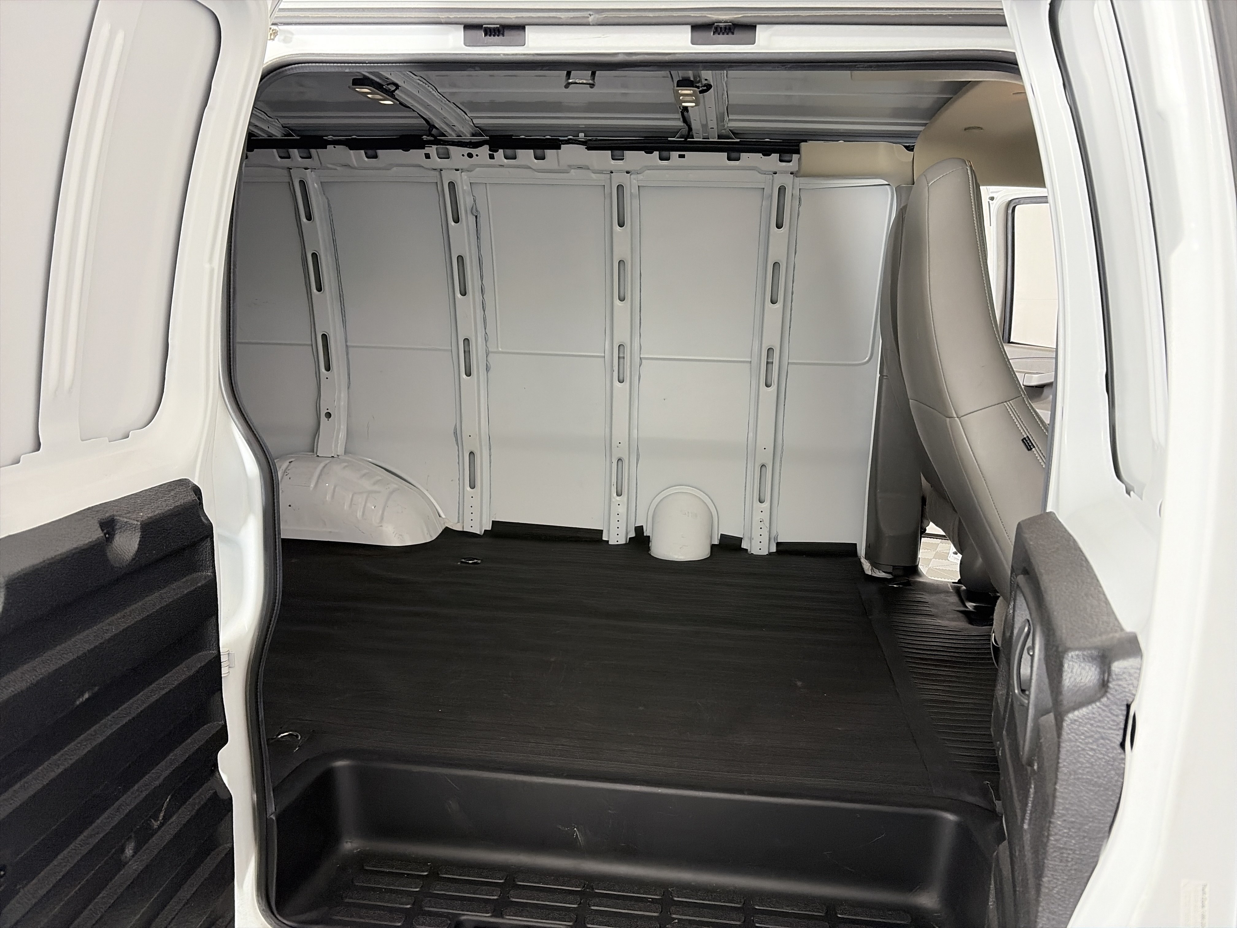 Used 2021 Chevrolet Express 2500 w/ Driver Convenience Package RWD image 7