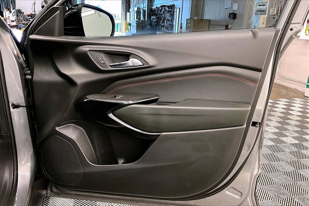Used 2024 Chevrolet Trax RS image 25