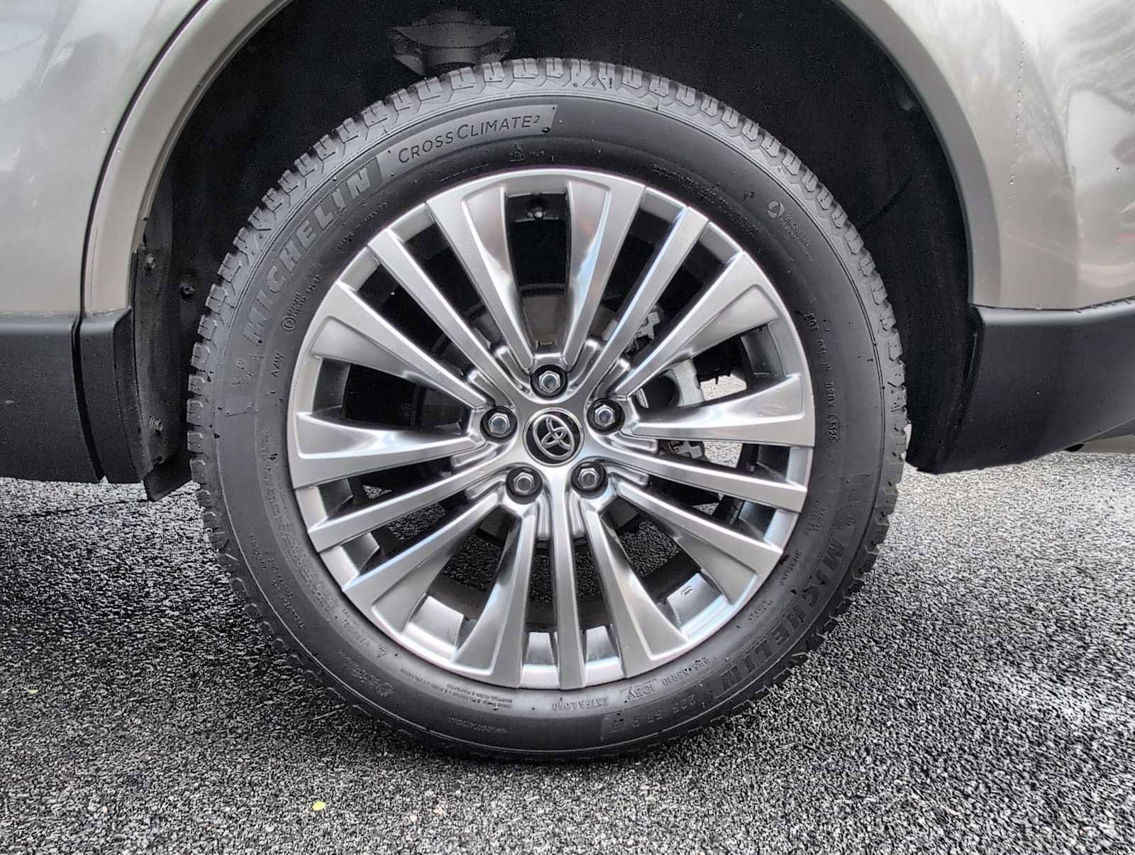 Used 2021 Toyota Venza Limited image 14