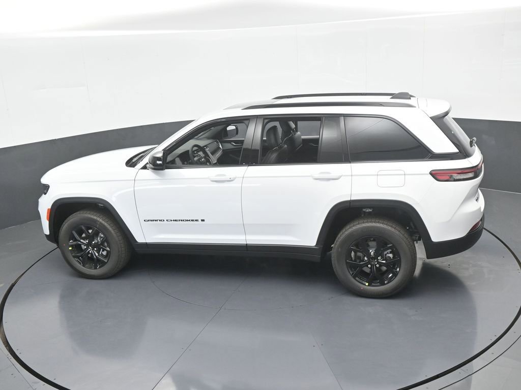 Used 2025 Jeep Grand Cherokee Altitude image 42