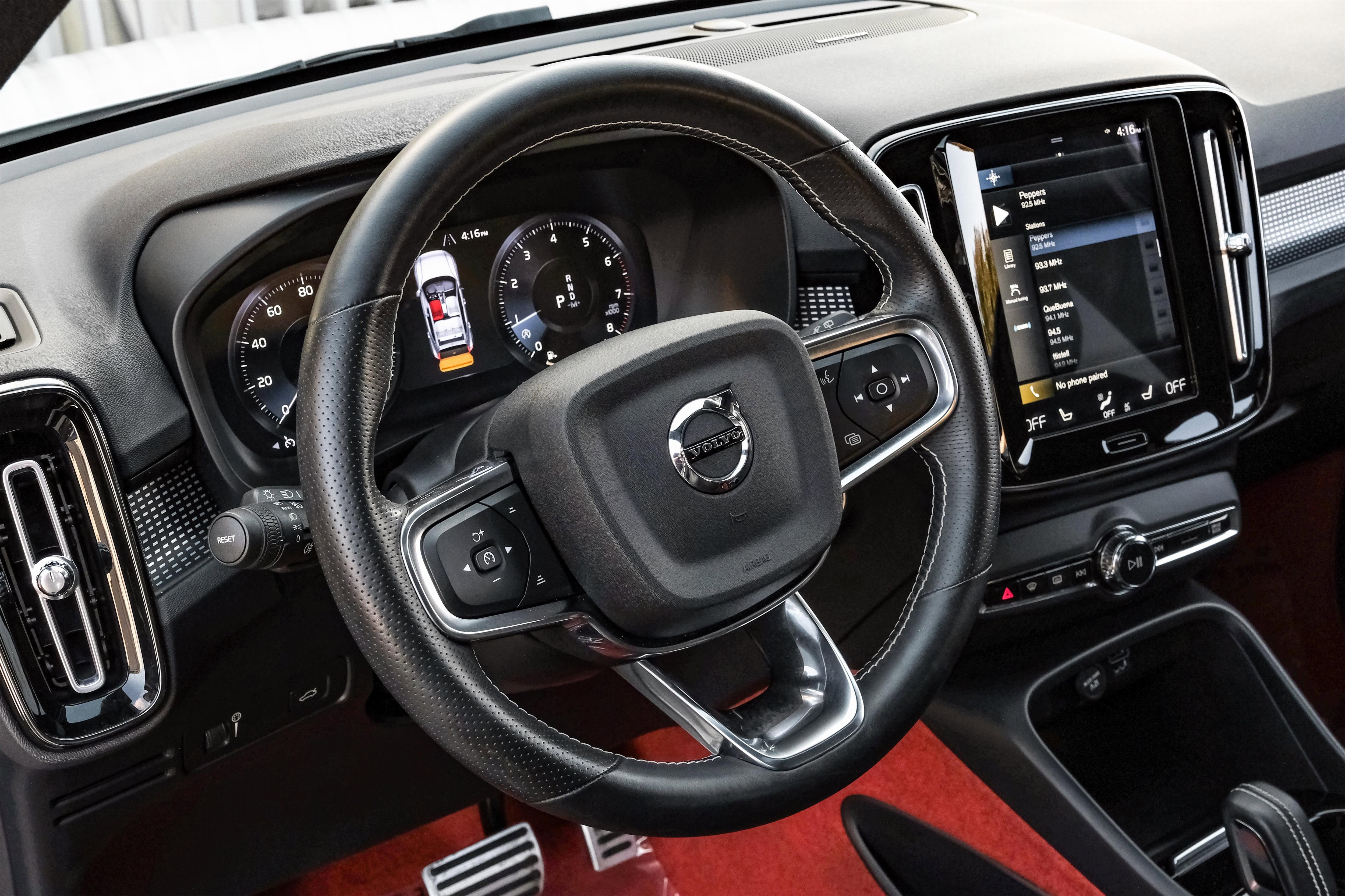 Used 2021 Volvo XC40 T4 R-Design image 15