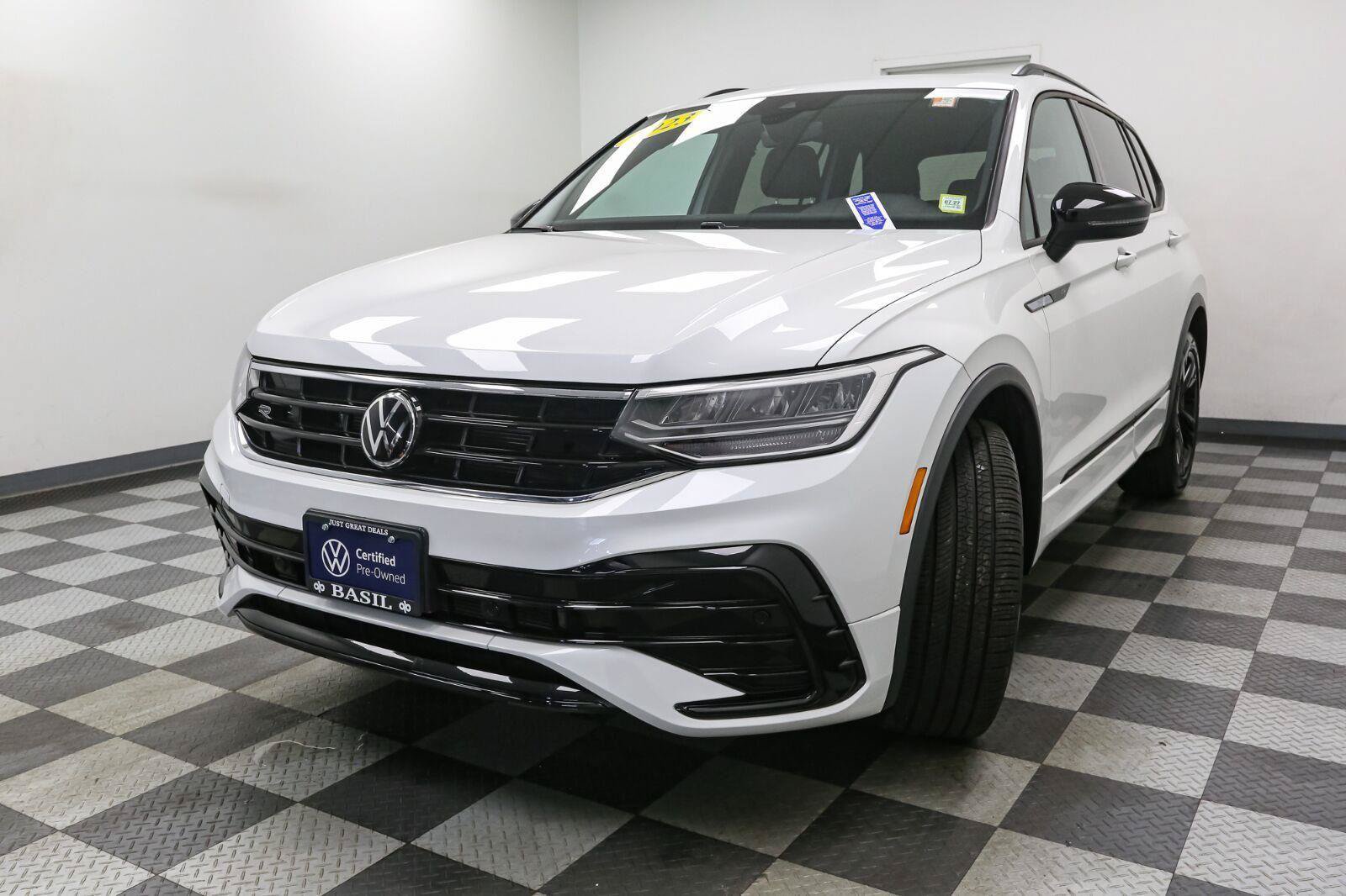 Certified 2023 Volkswagen Tiguan SE R-Line AWD/4WD image 5