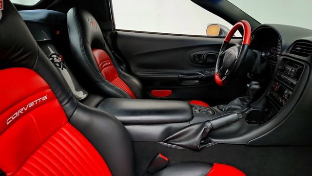 Used 2004 Chevrolet Corvette Convertible w/ Preferred Equipment Group image 19