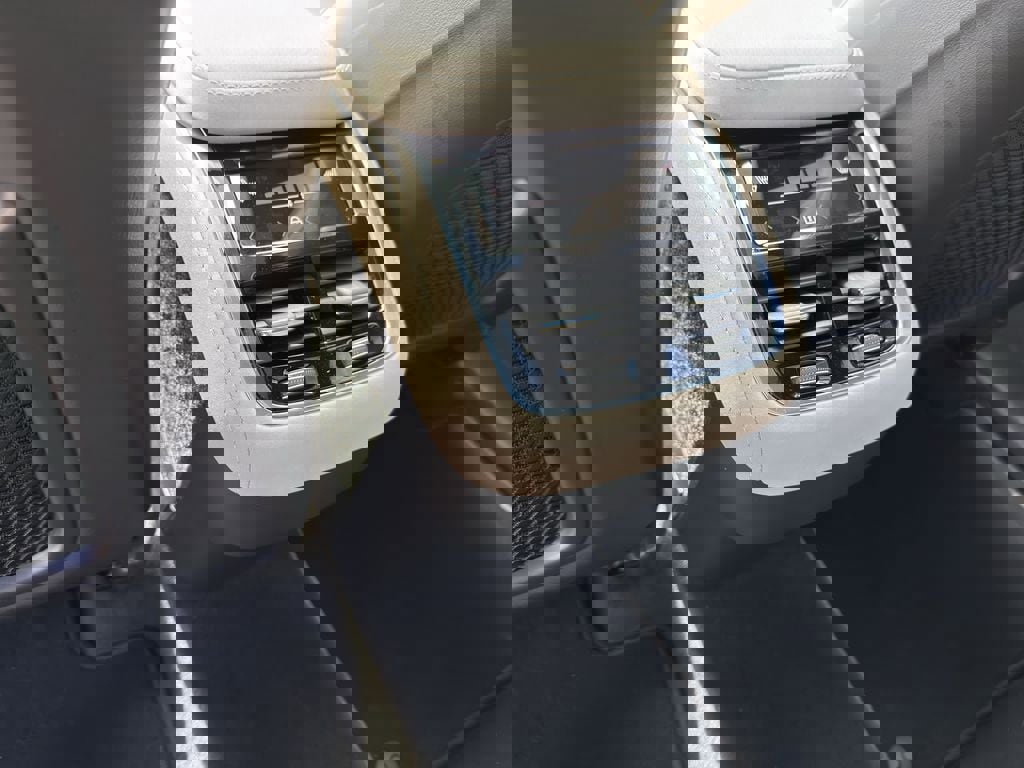 Certified 2025 Volvo XC90 B6 Plus image 15