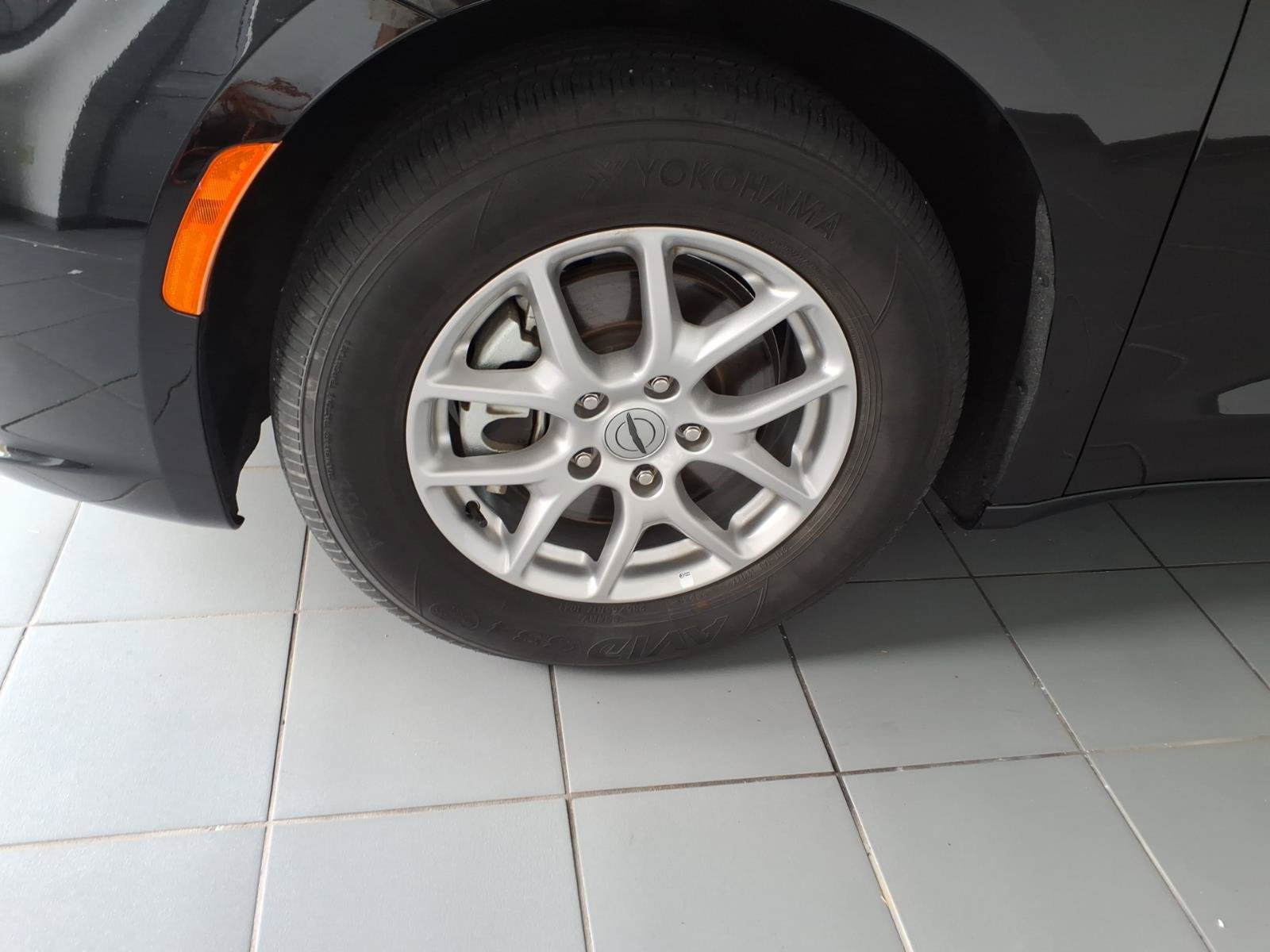 Used 2025 Chrysler Pacifica Select FWD image 9