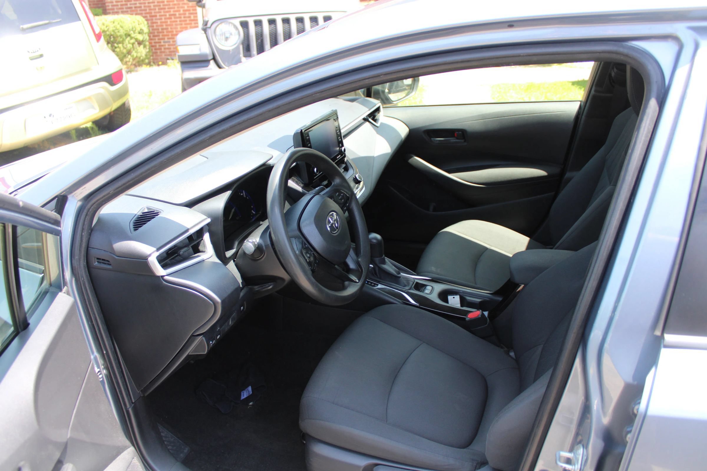 Used 2022 Toyota Corolla LE FWD image 9