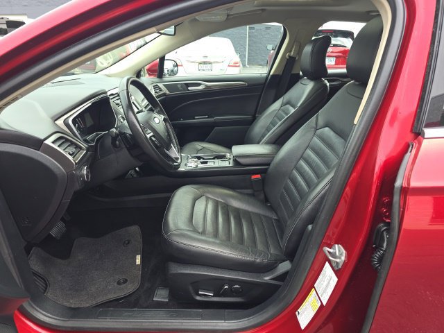 Used 2017 Ford Fusion SE w/ Fusion SE Technology Package FWD image 12