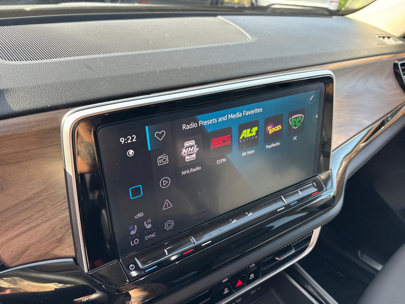 Used 2024 Volkswagen Atlas SE w/ Black Wheel Package AWD/4WD image 19