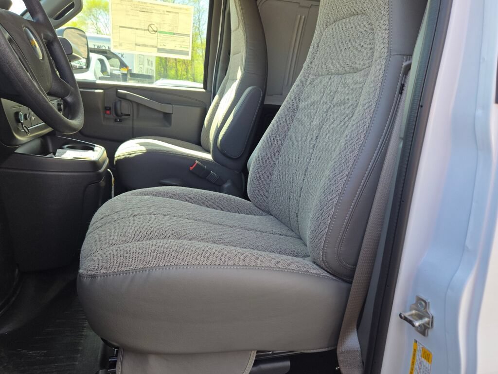 New 2026 Chevrolet Express 2500 w/ Communications Package RWD image 19