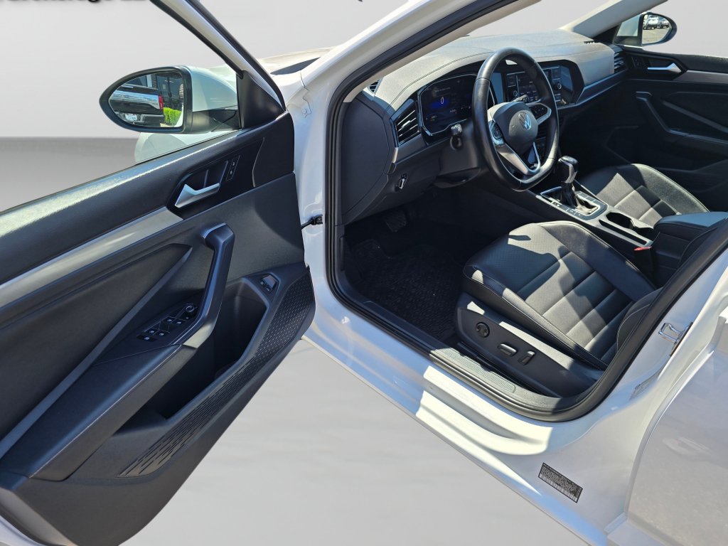 Used 2024 Volkswagen Jetta SE FWD image 36