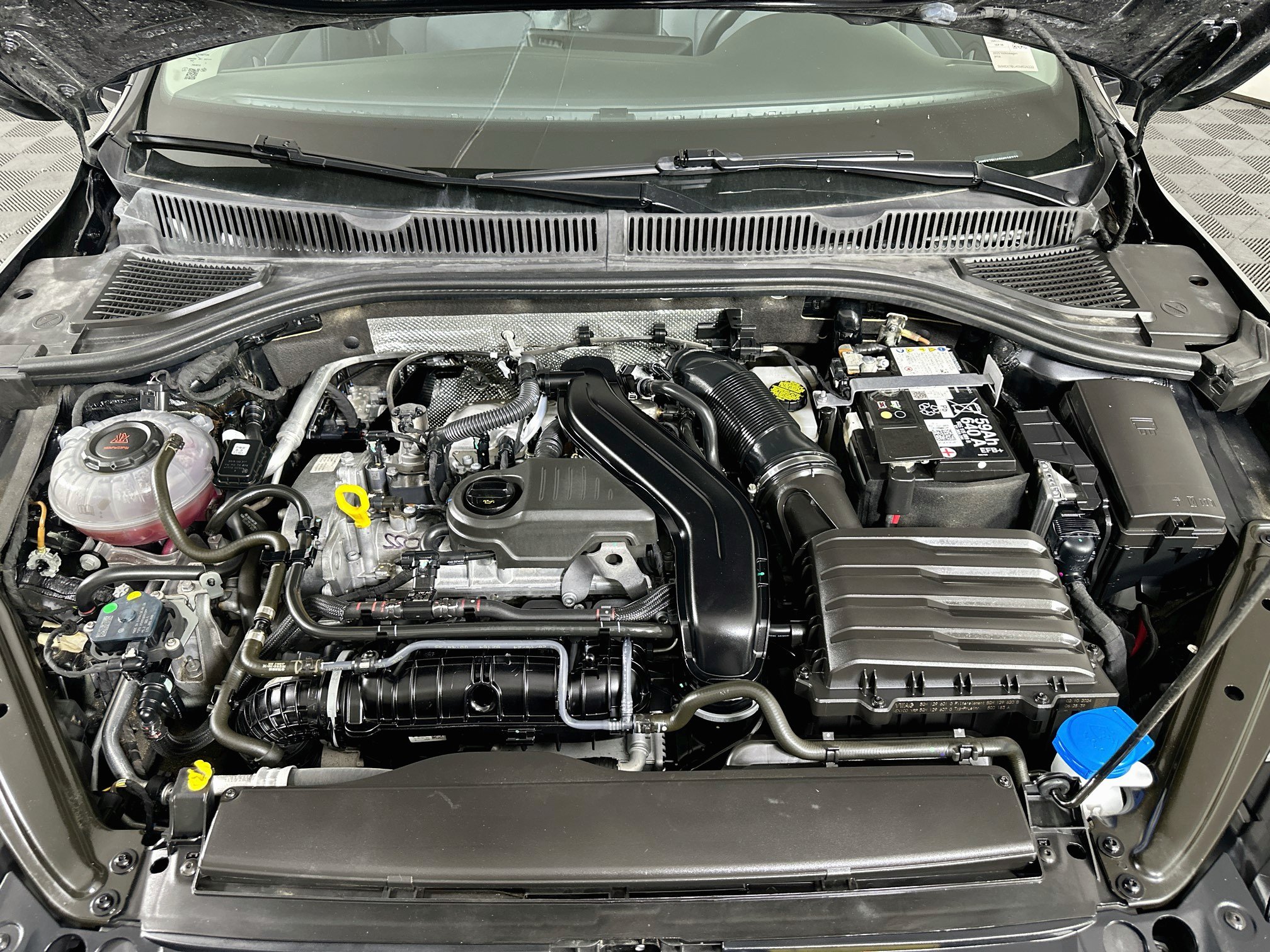 Used 2025 Volkswagen Jetta SE FWD image 33
