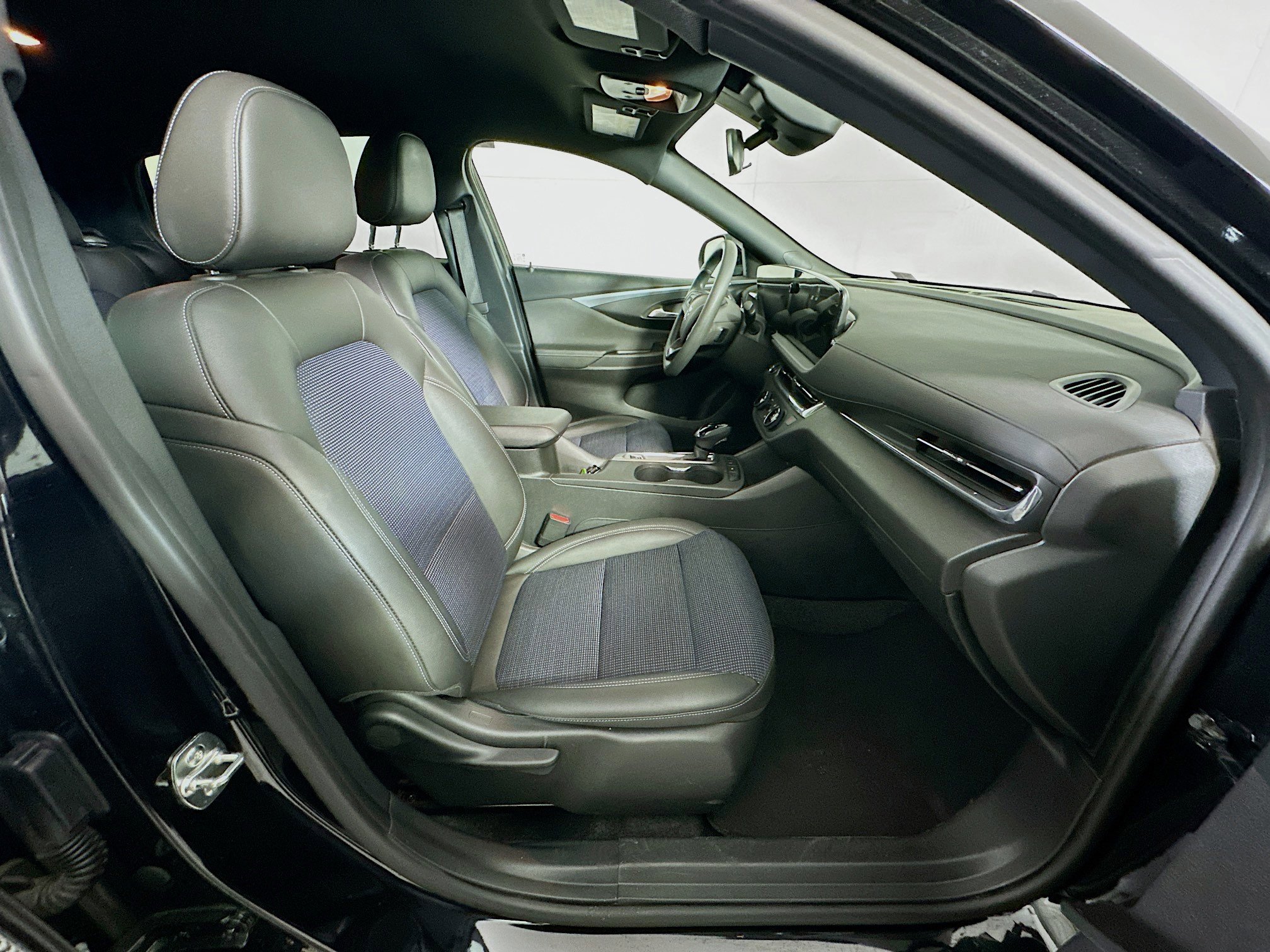 Used 2025 Buick Envista Preferred FWD image 28