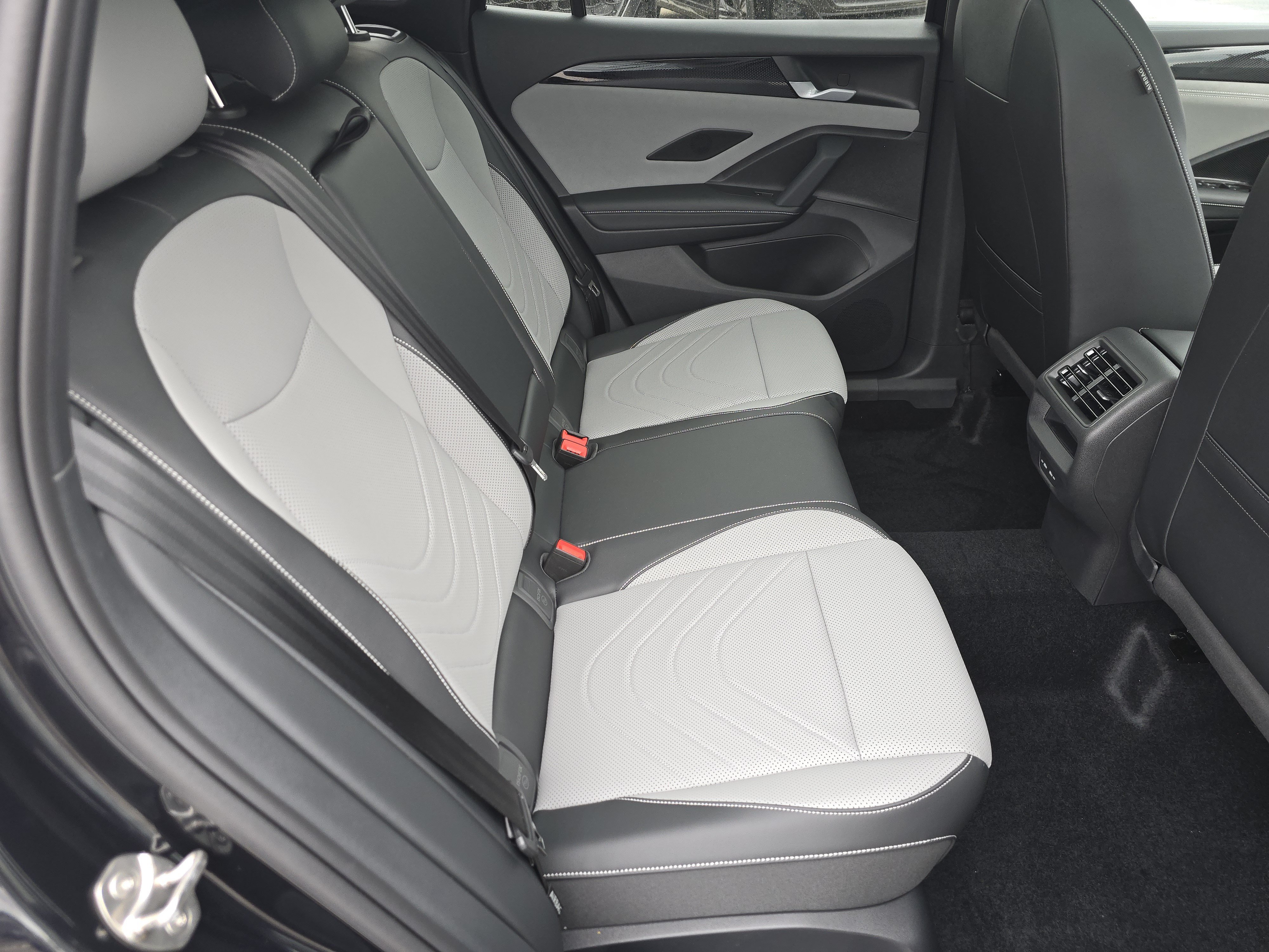 New 2026 Volkswagen Tiguan SE R-Line AWD/4WD image 17