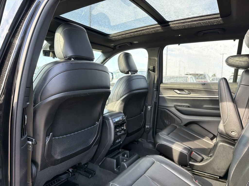 Used 2024 Jeep Grand Cherokee L Limited w/ Luxury Tech Group II image 12