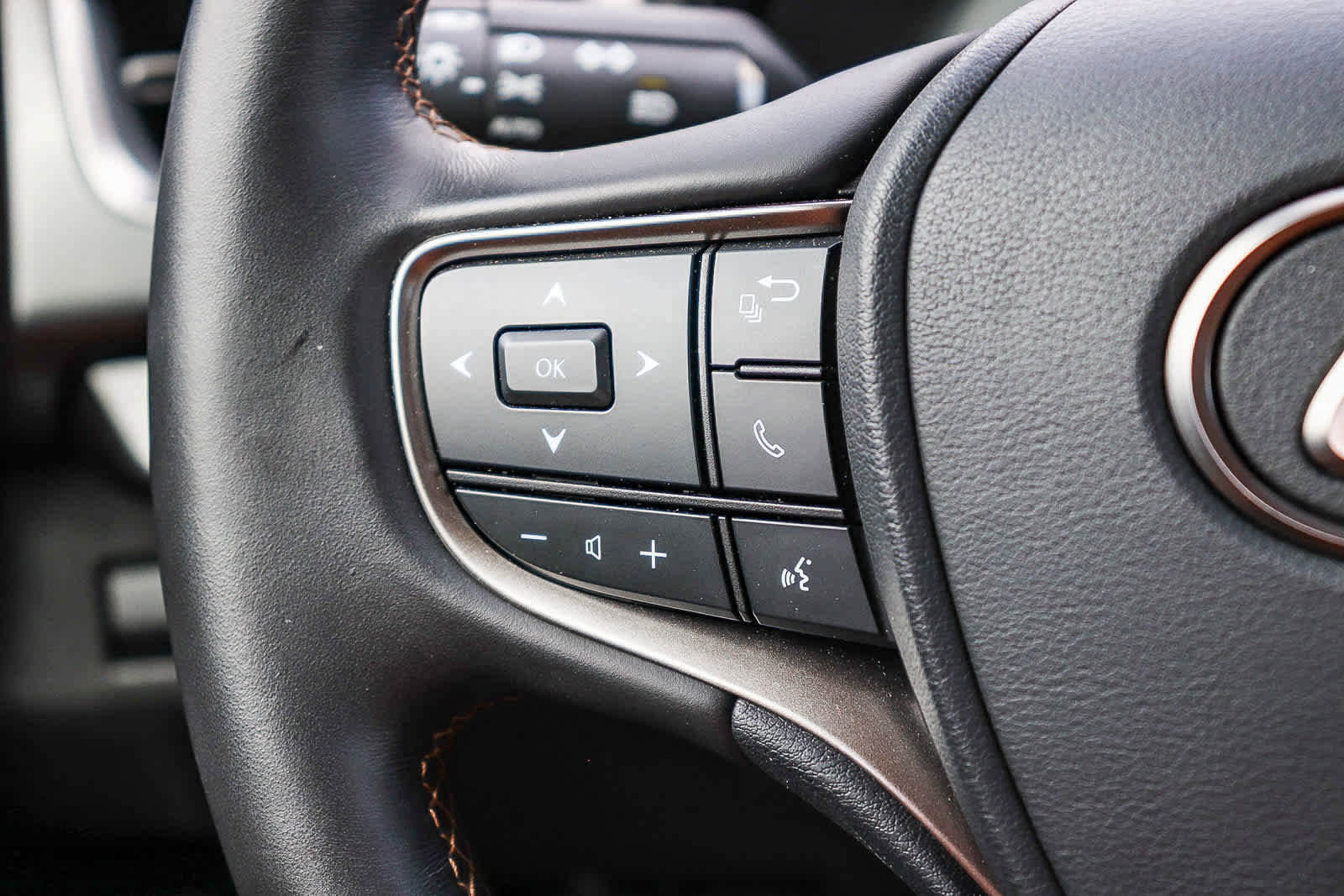 Used 2022 Lexus UX 200 w/ Accessory Package (Z1) FWD image 18