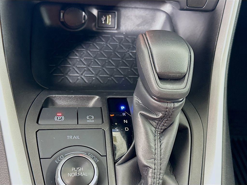 Used 2024 Toyota RAV4 LE AWD/4WD image 15
