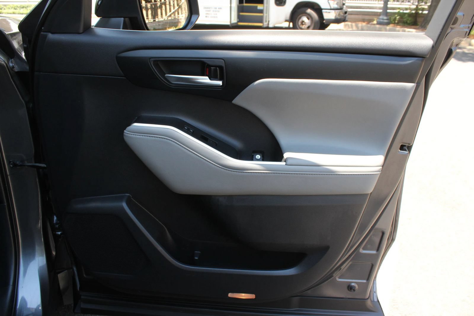Used 2021 Toyota Highlander XLE AWD/4WD image 28