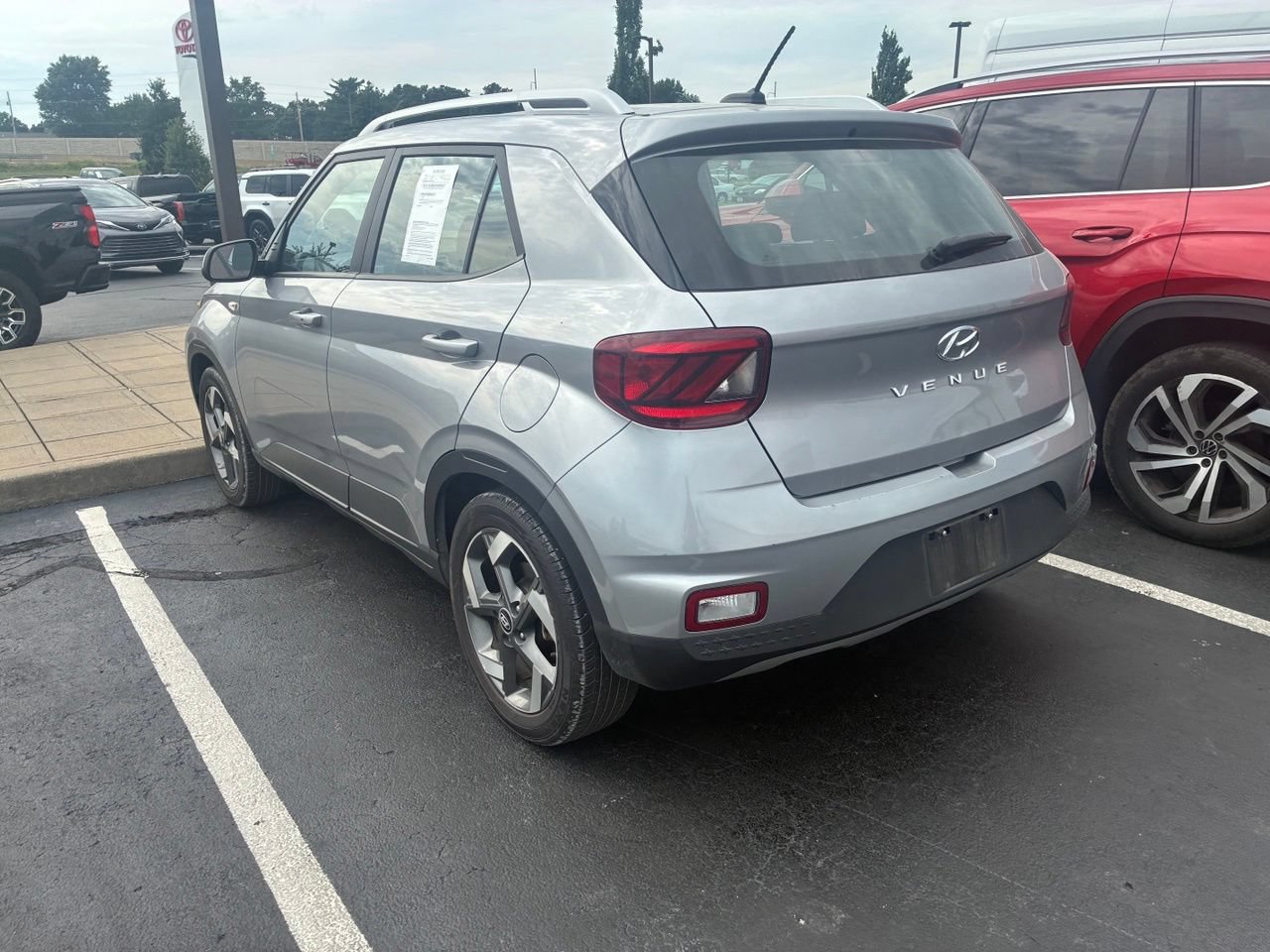 Used 2025 Hyundai Venue SEL FWD image 3