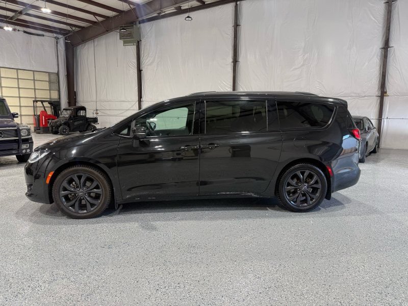 Used 2019 Chrysler Pacifica Limited FWD image 2
