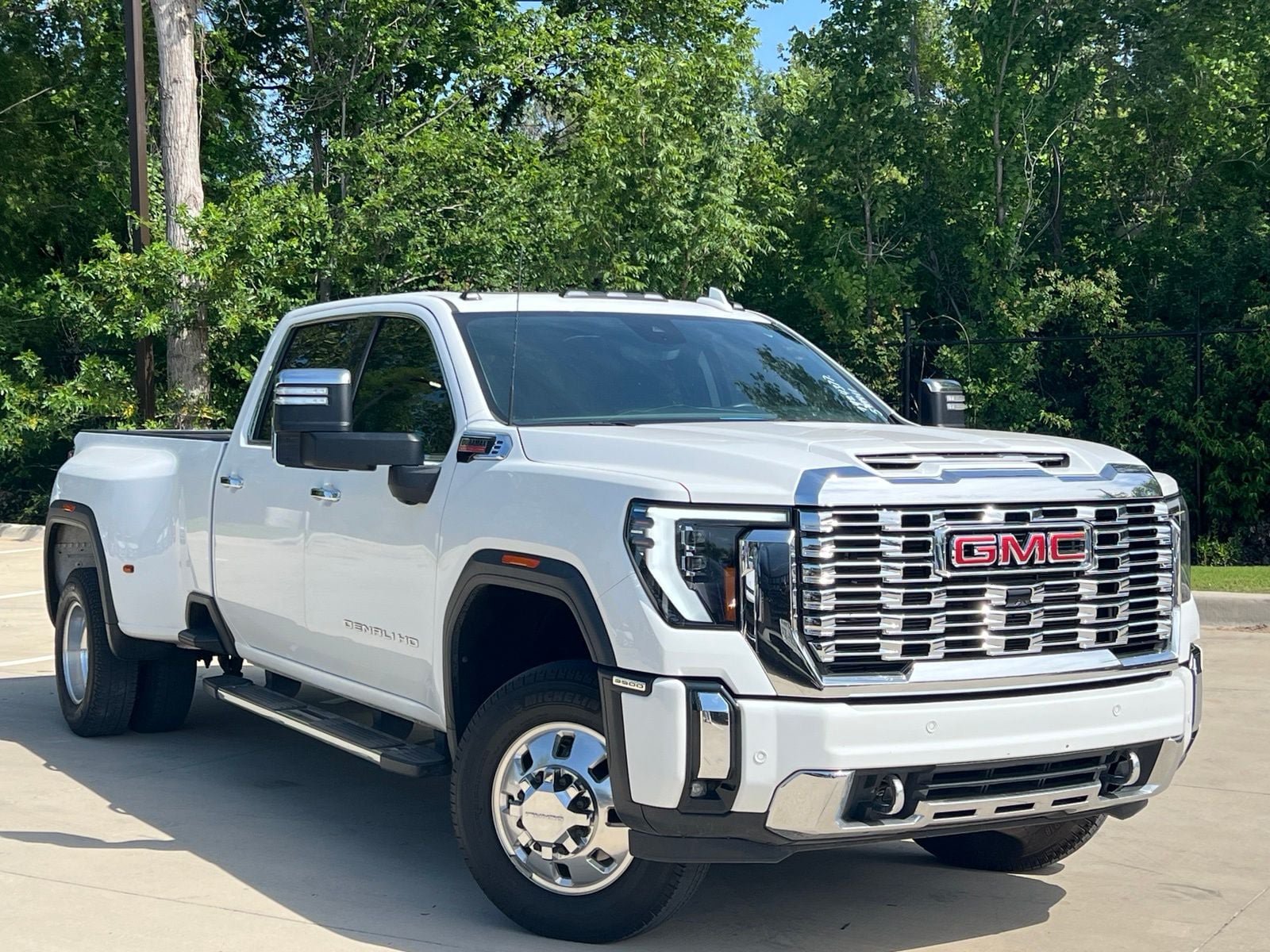Used 2024 GMC Sierra 3500 Denali w/ Denali Reserve Package AWD/4WD image 1