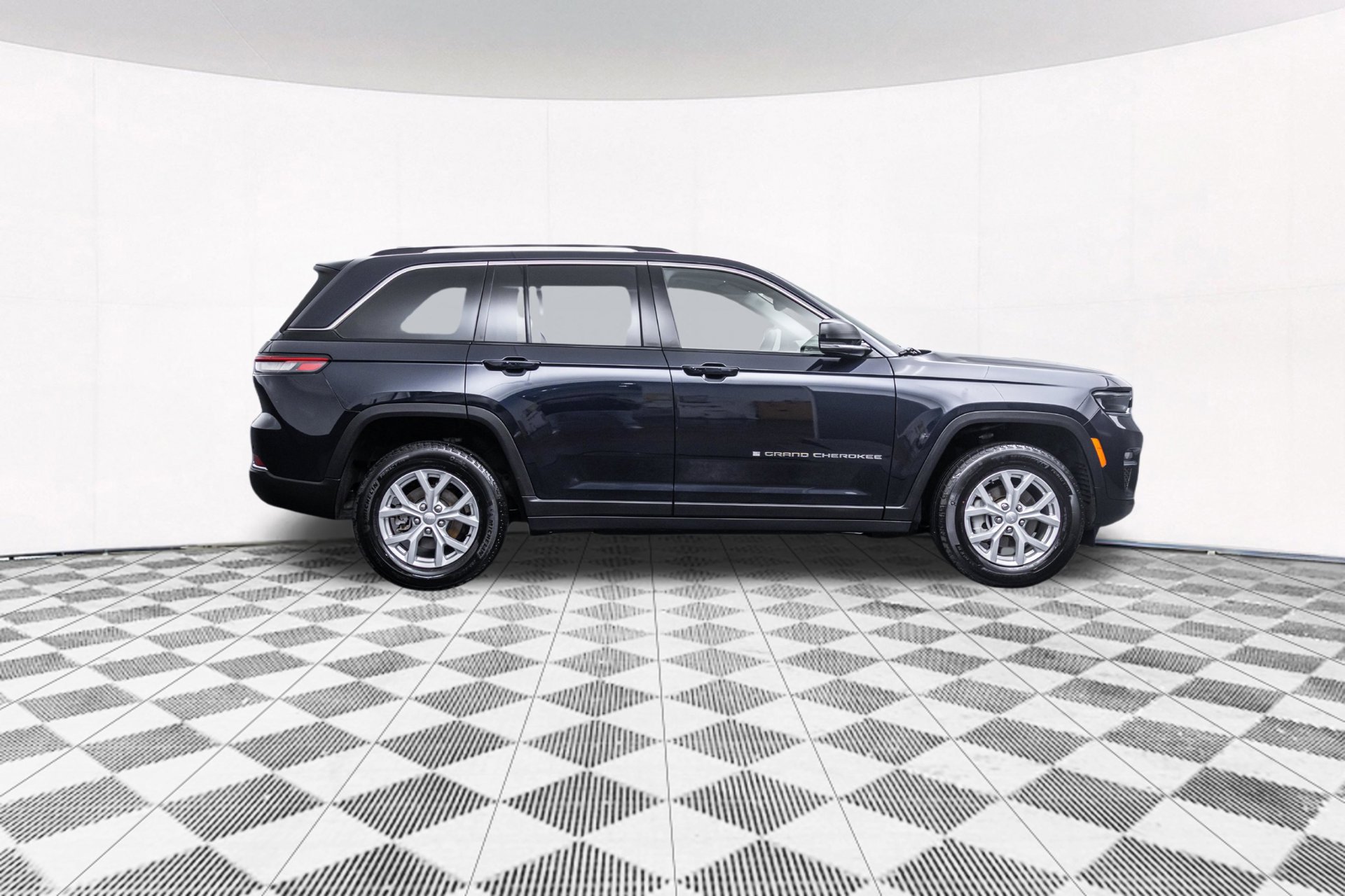 Used 2023 Jeep Grand Cherokee Limited AWD/4WD image 13