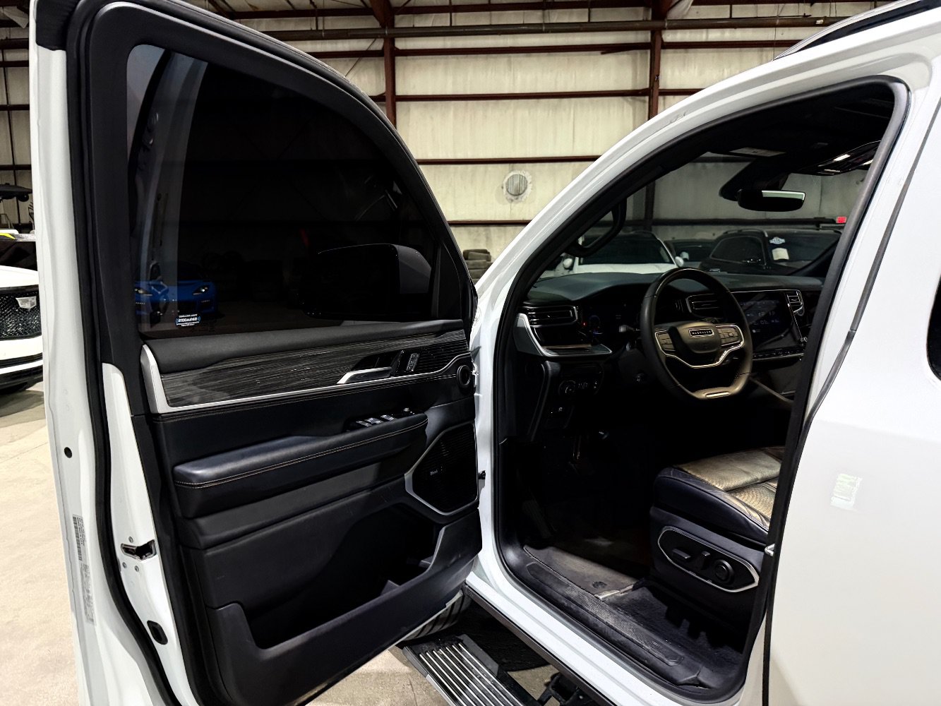 Used 2022 Jeep Wagoneer Series III w/ Premium Group I AWD/4WD image 12
