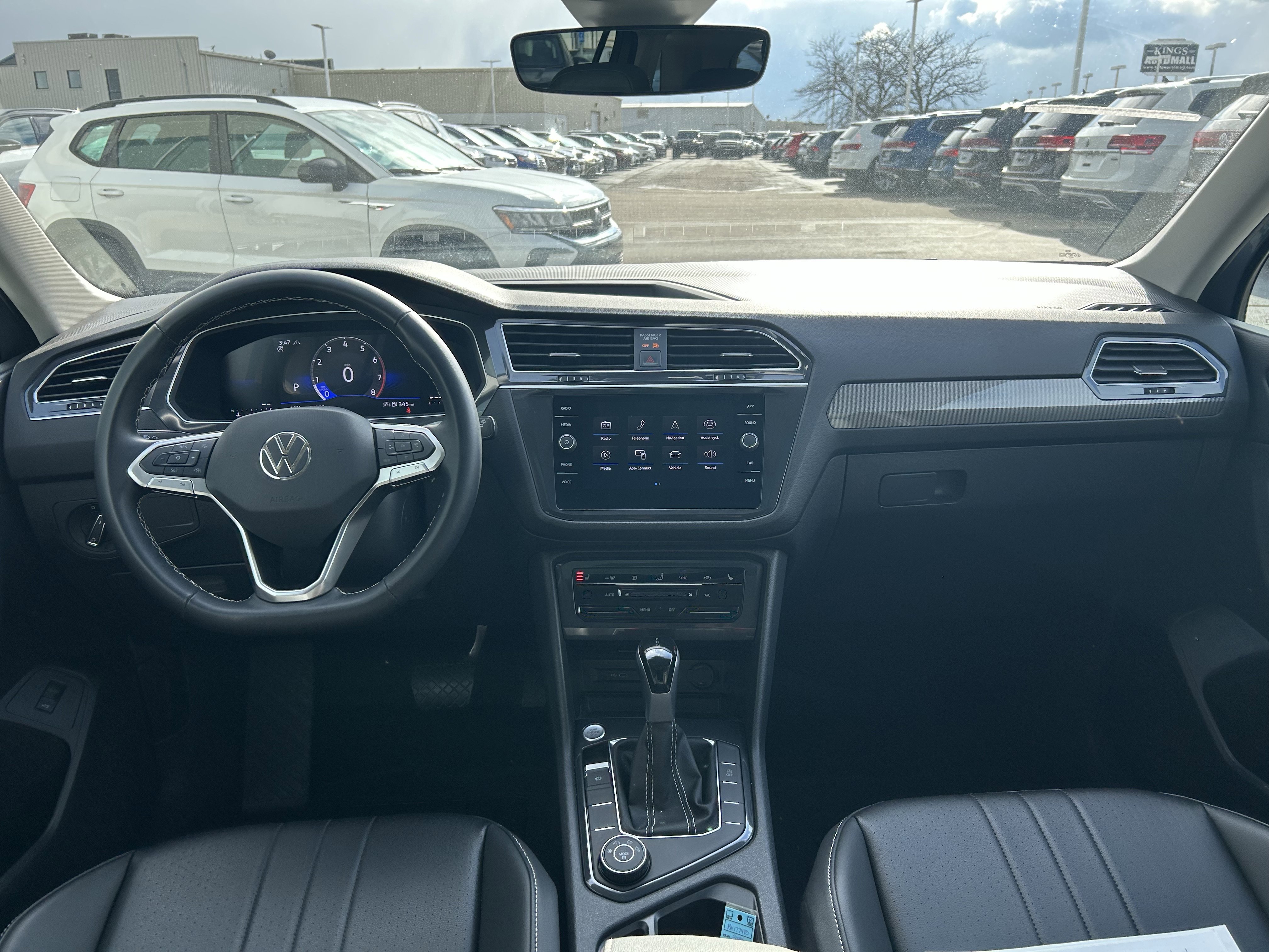 Certified 2024 Volkswagen Tiguan SE w/ Panoramic Sunroof Package image 9