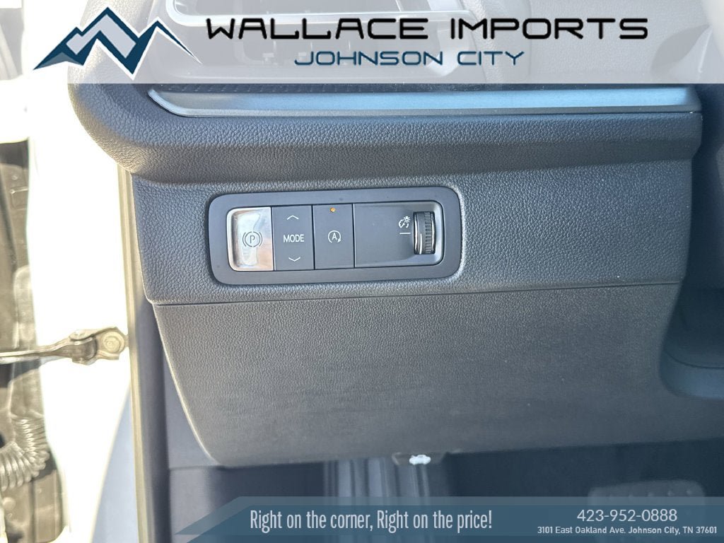 Used 2025 Chevrolet Traverse LT FWD image 29