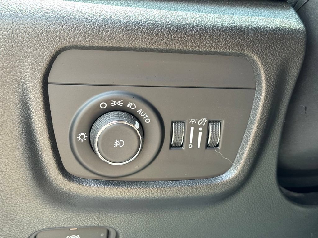 Used 2023 Jeep Grand Cherokee Limited w/ Luxury Tech Group II AWD/4WD image 18
