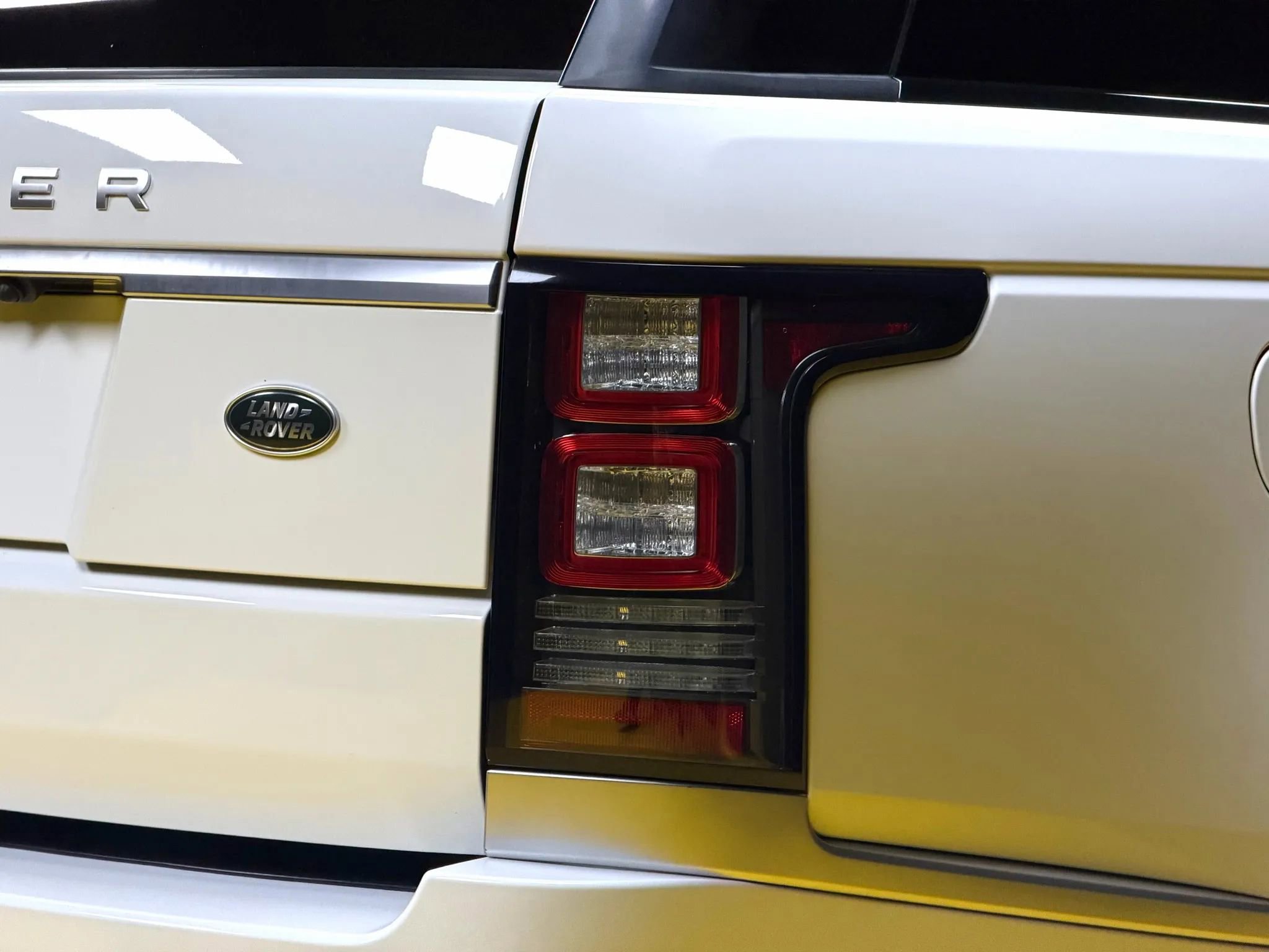 Used 2016 Land Rover Range Rover HSE image 8