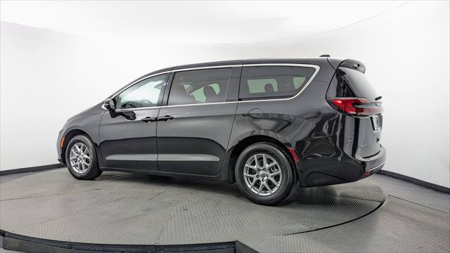 Used 2023 Chrysler Pacifica Touring-L FWD image 6