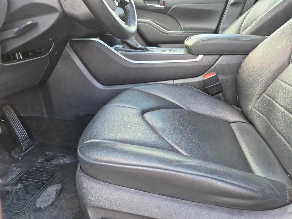 Used 2024 Toyota Highlander XLE AWD/4WD image 10