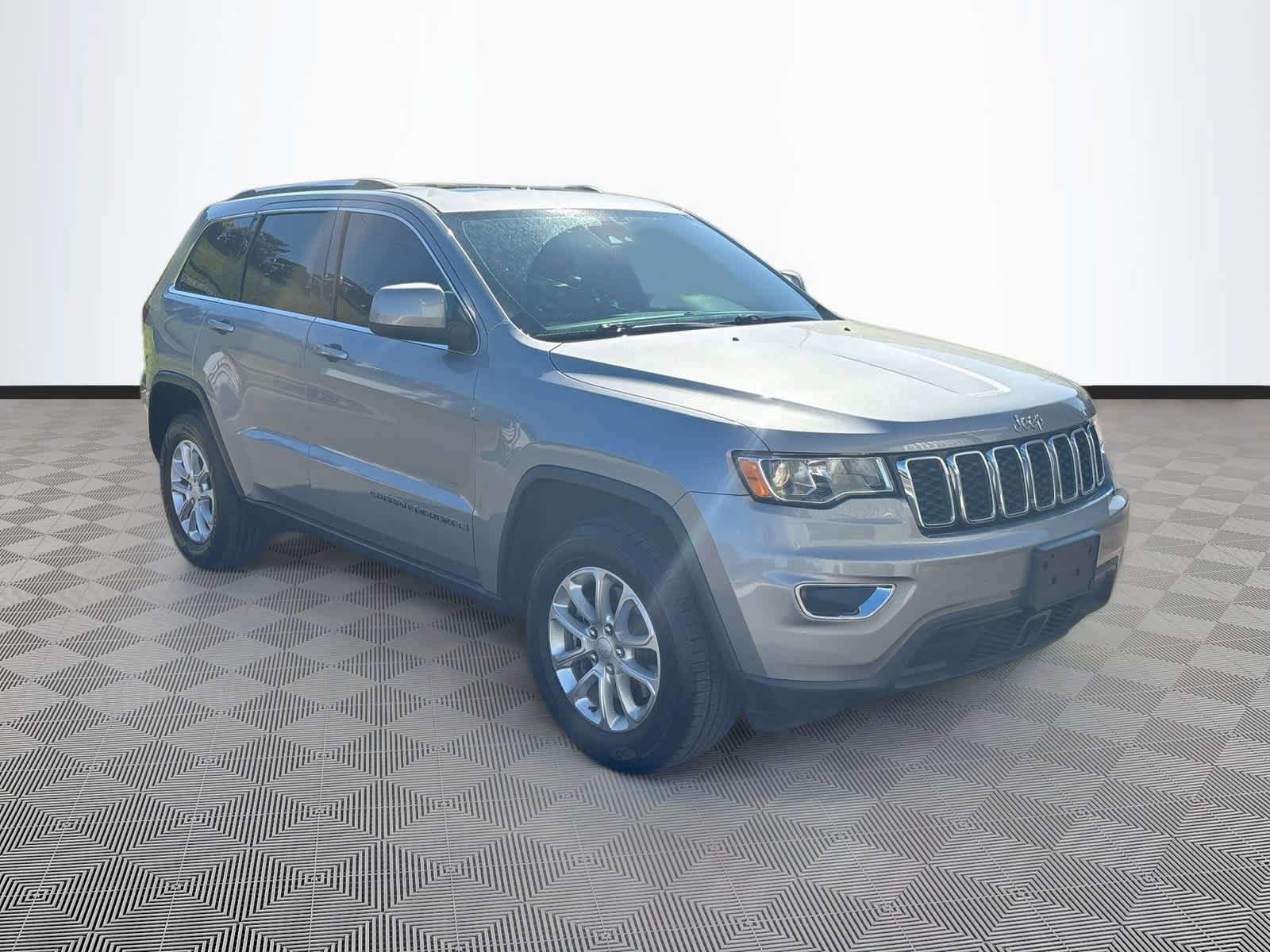 Used 2021 Jeep Grand Cherokee Laredo X AWD/4WD image 3