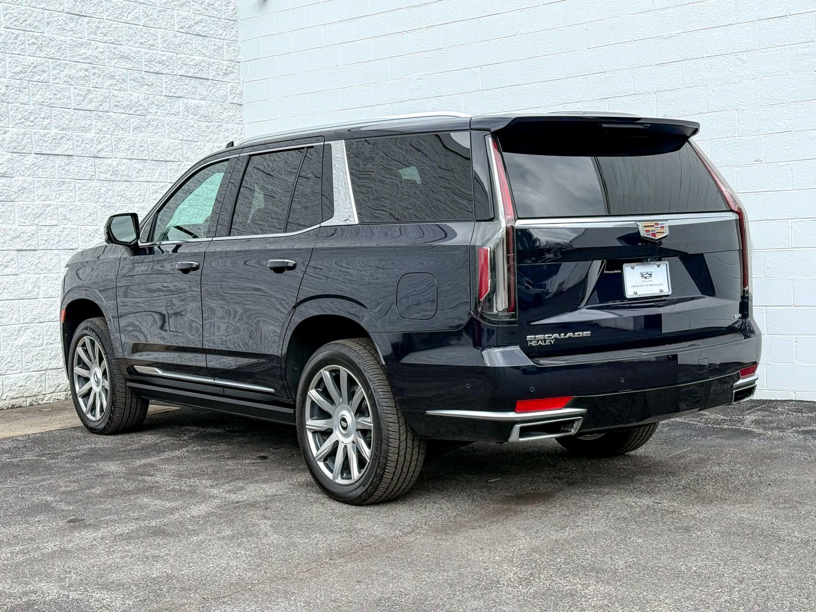 Certified 2022 Cadillac Escalade Premium Luxury Platinum w/ Heavy-Duty Trailer Package image 6