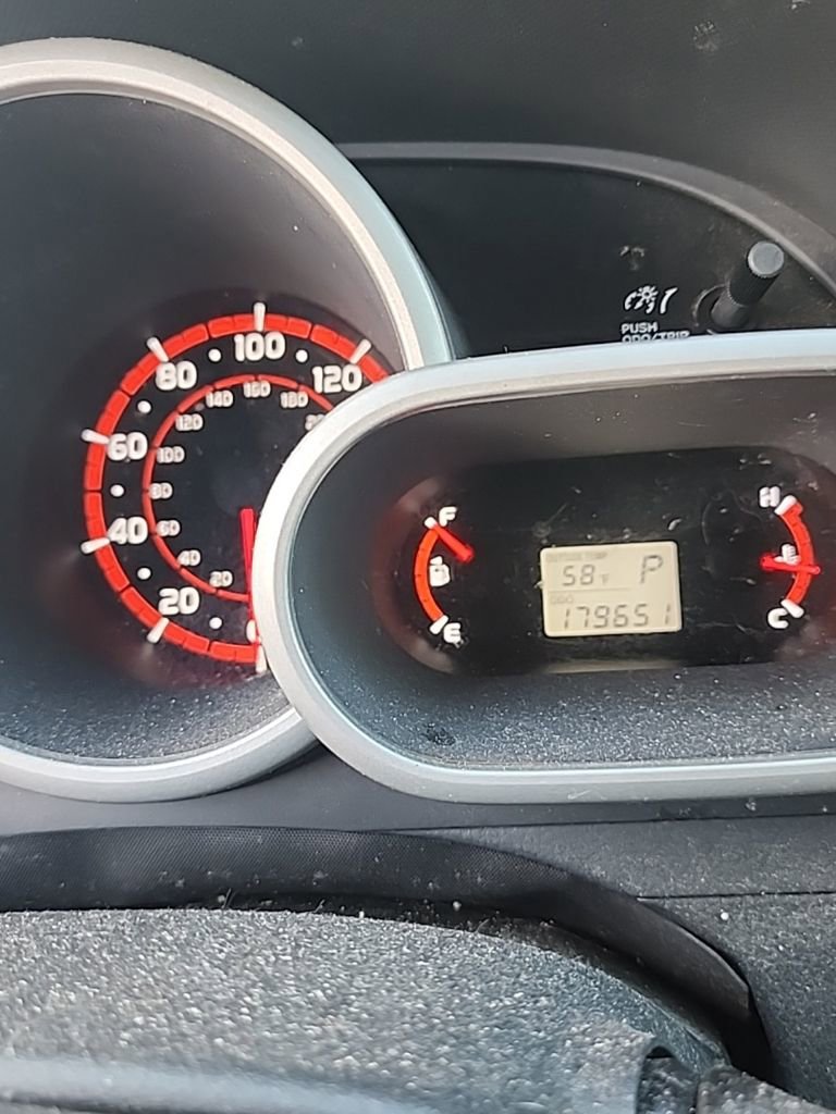 Used 2010 Pontiac Vibe w/ Preferred Package FWD image 10