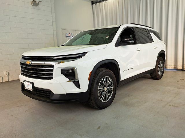Used 2025 Chevrolet Traverse LT image 2