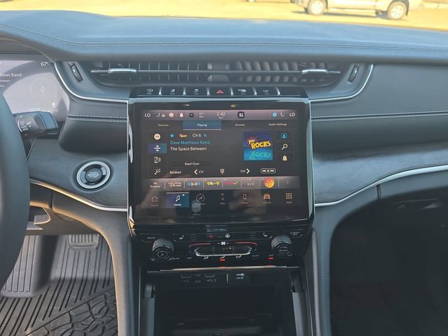 Used 2024 Jeep Grand Cherokee Limited w/ Black Appearance Package image 19